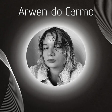 Design com fundo preto e linhas curvas nas laterais de enfeite. Centralizado no topo, lê-se "Arwen do Carmo". No centro da imagem, há uma foto circular com efeito de brilho ao redor. A foto é uma selfie em preto e branco de uma pessoa branca com cabelos li