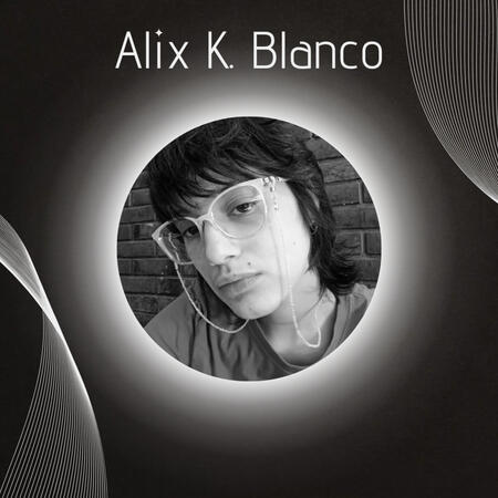 Design com fundo preto e linhas curvas nas laterais de enfeite. Centralizado no topo, lê-se "Alix K. Blanco". No centro da imagem, há uma foto circular com efeito de brilho ao redor. A foto é uma selfie em preto e branco de uma pessoa branca com cabelo pre