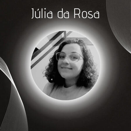 Design com fundo preto e linhas curvas nas laterais de enfeite. Centralizado no topo, lê-se "Júlia da Rosa". No centro da imagem, há uma foto circular com efeito de brilho ao redor. A foto é uma selfie em preto e branco de uma pessoa branca com cabelos esc