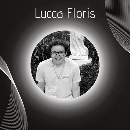 Design com fundo preto e linhas curvas nas laterais de enfeite. Centralizado no topo, lê-se "Lucca Floris". No centro da imagem, há uma foto circular com efeito de brilho ao redor. A foto é em preto e branco de uma pessoa branca com cabelos bem curtos que